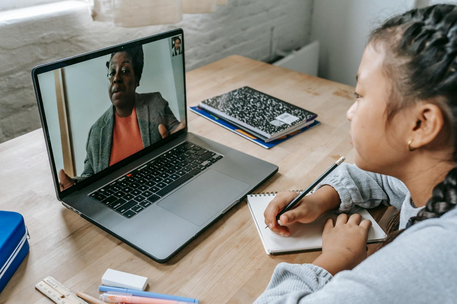 ONLINE HOME TUTOR 5 Student participating in online tuition